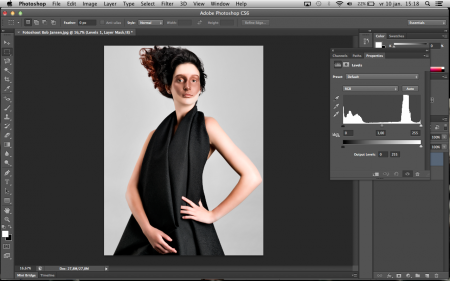 Zelfs Robin is het overkomen dat de fotograaf de foto voor haar ogen ging bewerken in Photoshop: dunnere armen, dunnere nek, dunnere taille